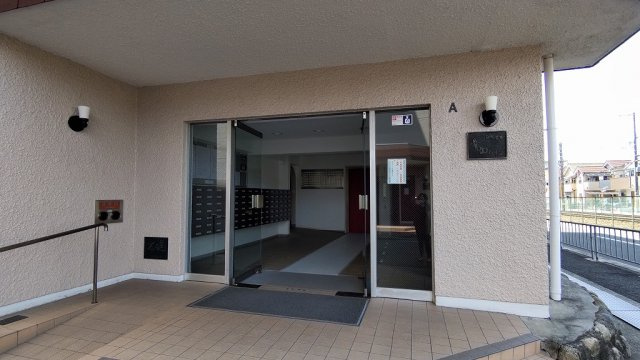 箕面市半町３丁目の中古マンションのエントランス