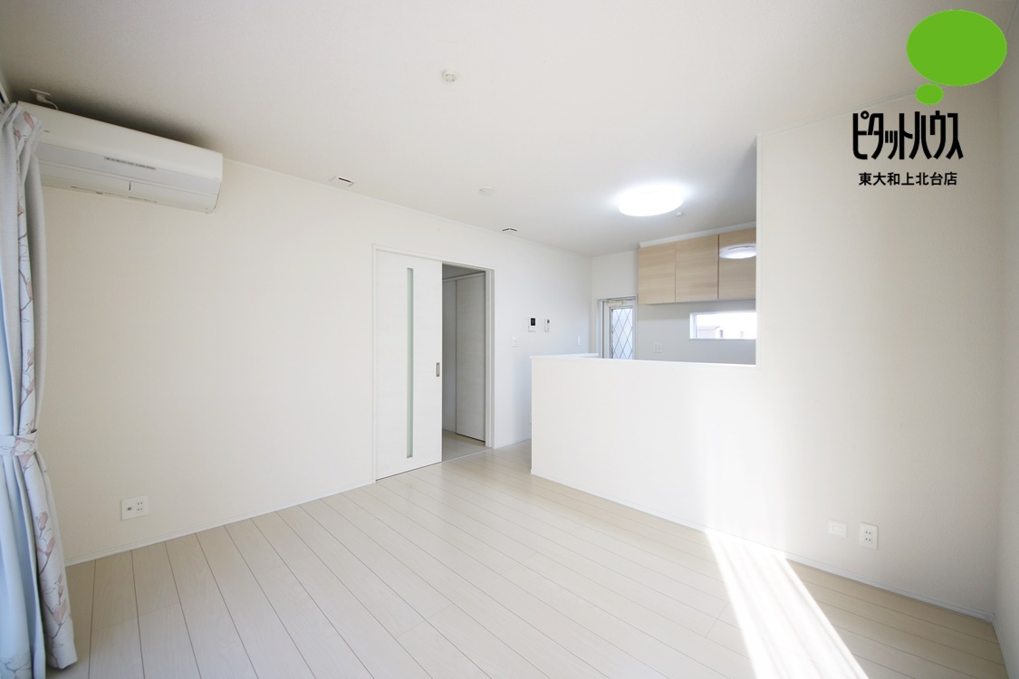 東大和市芋窪4丁目 ご両親と同居できる 築浅2世帯住宅 広々ガレージ 庭付き 中古一戸建て 二世帯住宅 ビルトインガレージ 倉庫2ヶ所 ルーフバルコニー 庭10坪以上 東大和の不動産 ピタットハウス東大和上北台店