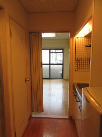 【キッチン】 | リヴァージュ須磨 | キッチンから居室を臨む