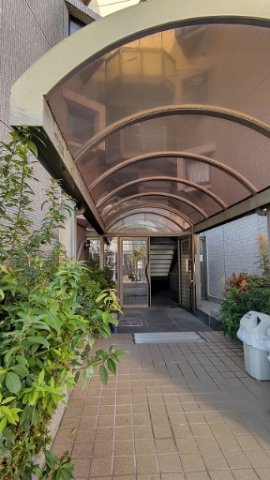 箕面市半町３丁目の賃貸マンションのエントランス