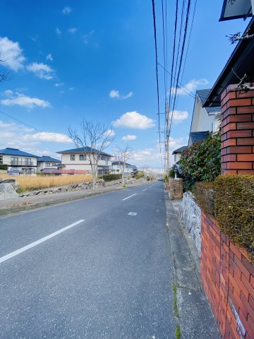 西区生松台2丁目　戸建ての前面道路含む現地写真
