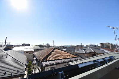 【展望】 | 小平市小川東町戸建 | 武蔵野の緑を存分に楽しめるのは、低層住宅地域ならではの眺望。夜は星空を見ながらご家族で語り合いを…