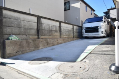 【駐車場】 | 小平市小川東町戸建 | 玄関横の駐車スペースは買い物帰りで荷物が多くても楽ですね。前面道路も広いので車庫入れもしやすいです。