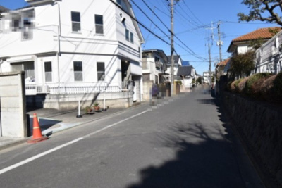 【前面道路含む現地写真】 | 小平市小川東町戸建 | 前面道路は閑静な住宅地の通りとなるため、車通りは多くありません。 安心して車庫入れ可能。
