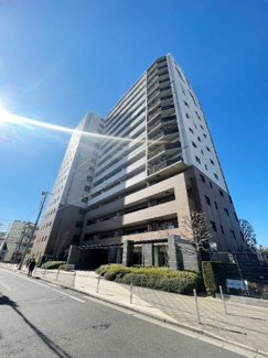 【外観】 | ■最寄駅徒歩２分／3方角地に佇む南東北角部屋！／公園隣接！
■ペット飼育可／楽器演奏可！
■新規内装リフォーム物件／2022年3月末完成！
■管理体制良好！