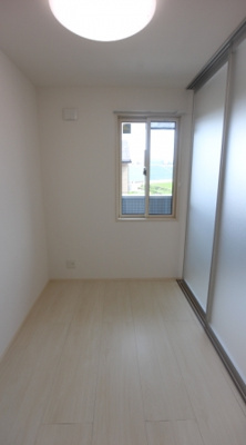 【寝室】 | ブランズ北魚津 | 広くて明るい寝室