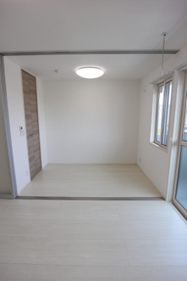 【居間・リビング】 | ブランズ北魚津 | ゆったり過ごせる居間です