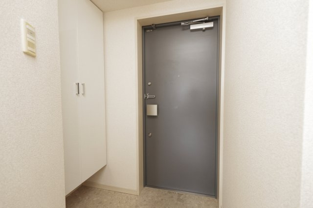 ザパームスシンコイワの玄関