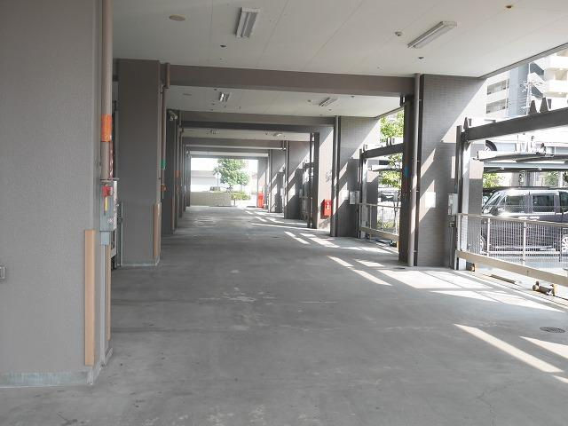 ルナコート三田中央町の駐車場