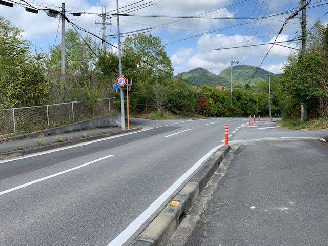 三田市志手原　中古戸建の前面道路含む現地写真