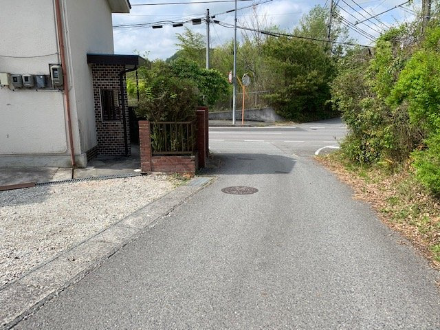 三田市志手原　中古戸建の前面道路含む現地写真