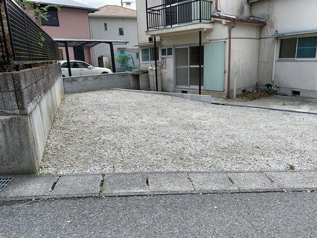 三田市志手原　中古戸建の駐車場