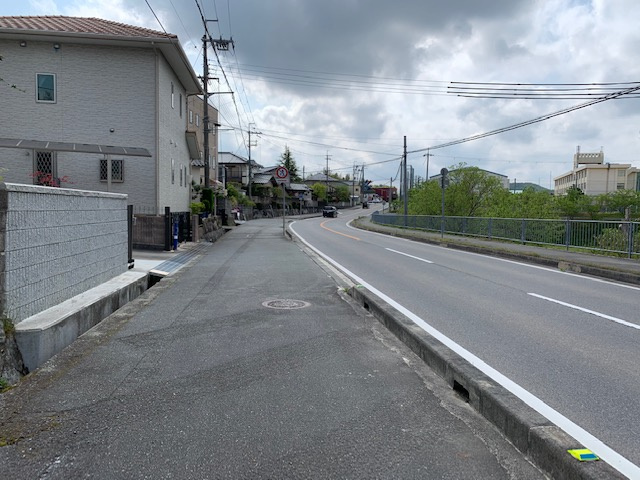 三田市志手原　中古戸建の前面道路含む現地写真