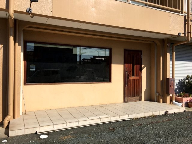 飯尾マンションのエントランス|店舗正面