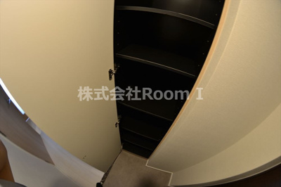 【玄関】 | ルーエ天満橋 | 収納もある玄関です