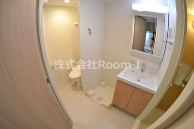 【独立洗面台】 | ルーエ天満橋 | 独立洗面台、小物を置くことができて便利です