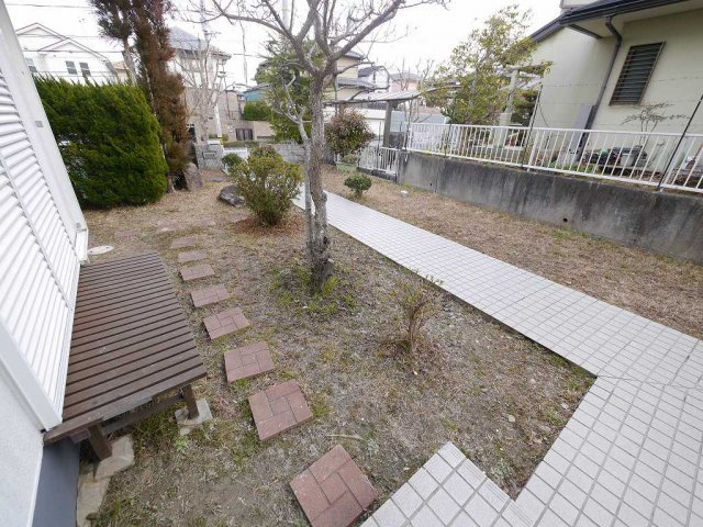藤原台貸家の庭