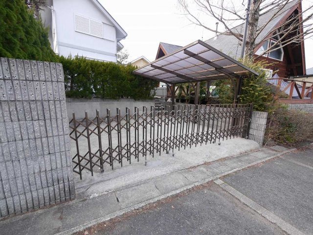藤原台貸家の駐車場