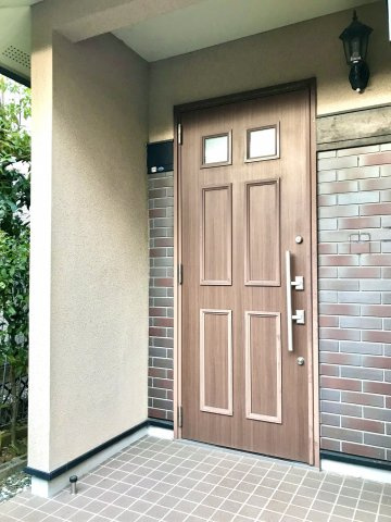 鎌倉山3丁目閑静で緑豊かな住環境 中古戸建の玄関