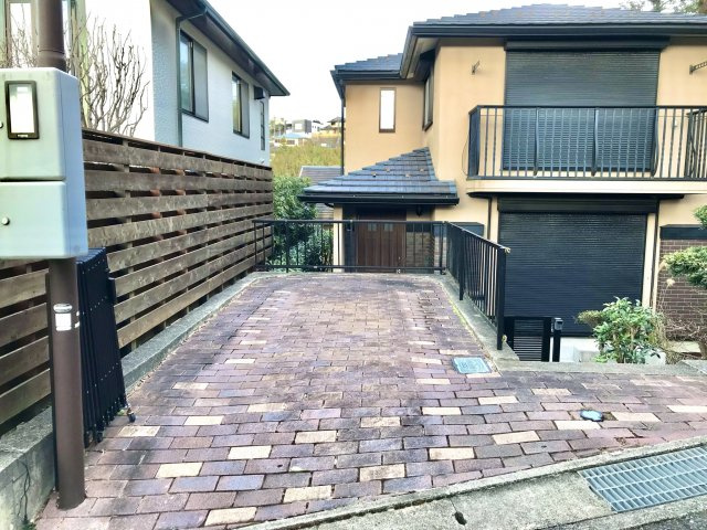 鎌倉山3丁目閑静で緑豊かな住環境 中古戸建の駐車場