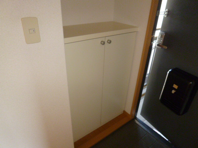 メゾンレオＢの玄関