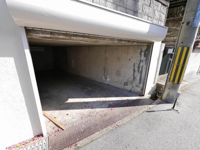 鈴蘭台北町7丁目戸建の駐車場