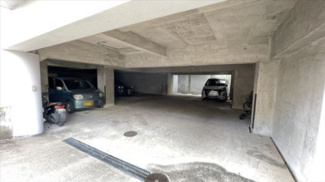 【駐車場】 | 敷地内駐車場です。
屋内なので、雨の日でも車が濡れません