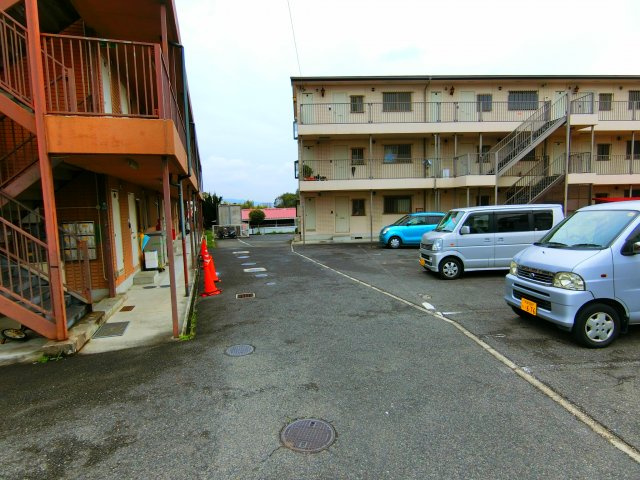伏屋ＰＣハイツB棟の駐車場