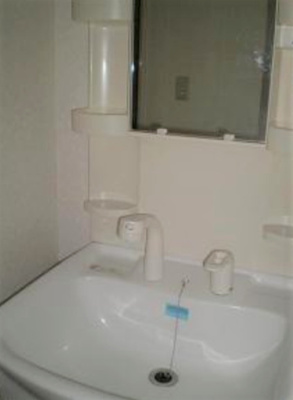 【独立洗面台】 | リブレア津福本町B棟 | 独立洗面台、小物を置くことができて便利です