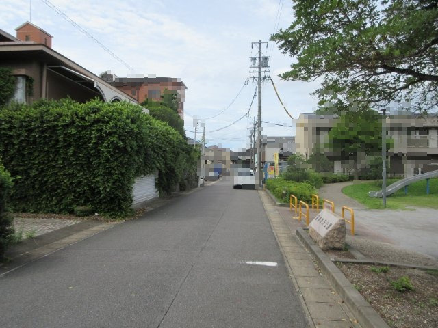 小牧市藤島梵天　中古戸建の前面道路含む現地写真