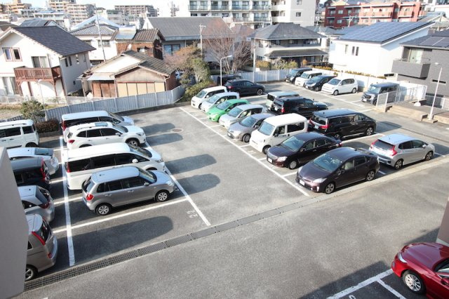 チュリス若久の駐車場