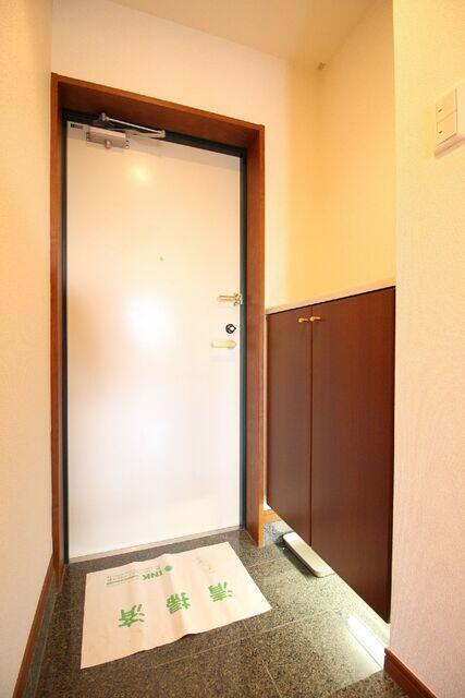 JEWEL COURT C棟の玄関