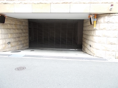 【駐車場】 | ファミールグラン桃山台 | 駐車場出入口