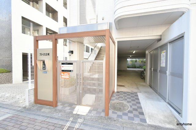 プレリエ江坂　仲介手数料無料のエントランス