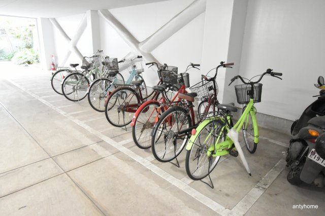 プレリエ江坂　仲介手数料無料の駐車場