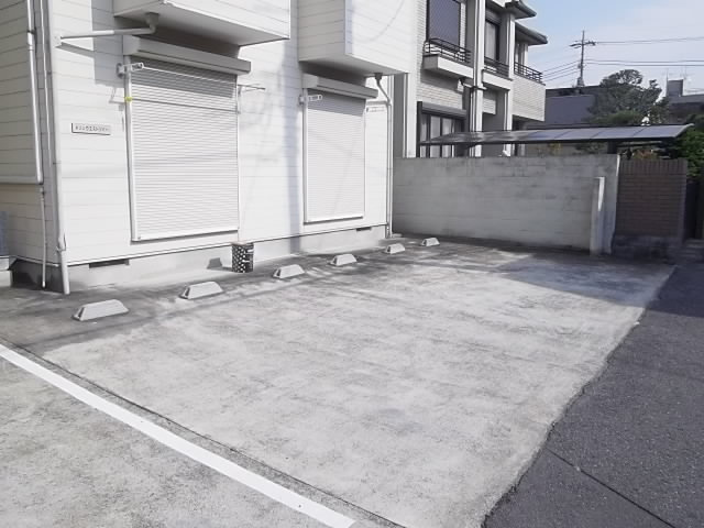 メゾンウエストリバーの駐車場