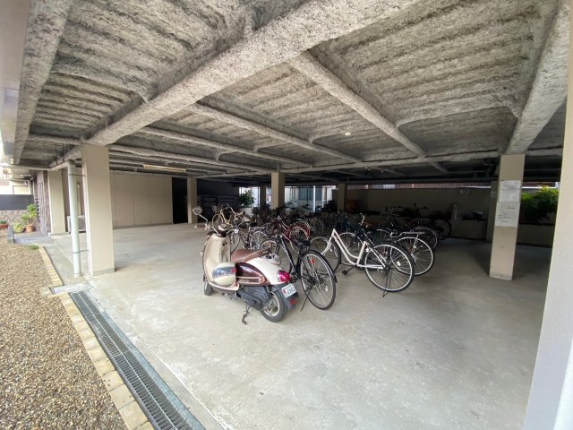 メゾンイシスの駐車場