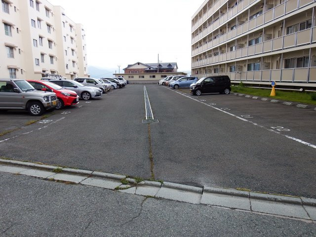 ビレッジハウス中桜田2号棟の駐車場