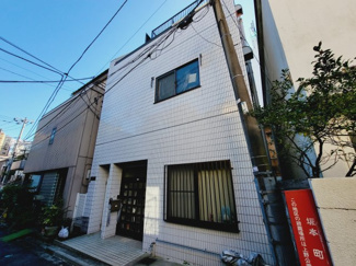 【外観】 | ライズ入谷　入谷駅から徒歩４分・鶯谷駅から徒歩５分の好立地！大通りから１本中に入った場所にあるため静かな環境！３階建ての鉄骨造、外観タイル張りマンション！２０１７年１１月内外装リノベーション済み！