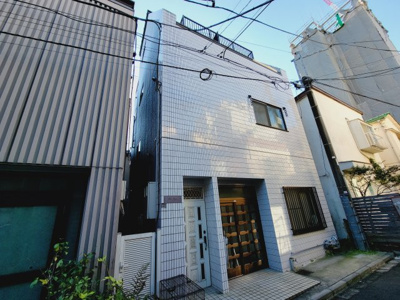 【外観】 | ライズ入谷 | ライズ入谷　入谷駅から徒歩４分・鶯谷駅から徒歩５分の好立地！大通りから１本中に入った場所にあるため静かな環境！３階建ての鉄骨造、外観タイル張りマンション！２０１７年１１月内外装リノベーション済み！