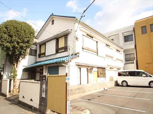 伊東市中央町　古屋付き土地の外観
