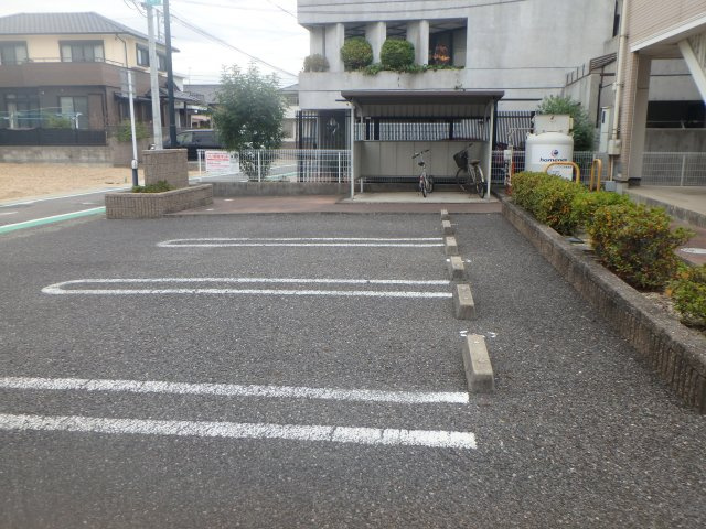 ラピスラズリの駐車場