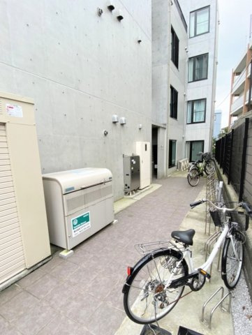 「防音マンション」ラシクラス練馬プルミエのその他共用部分|駐輪場とゴミステーションです。