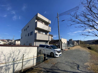 【前面道路含む現地写真】 | 道路幅員4ｍございますので、ゆとりを持って通行できますね！