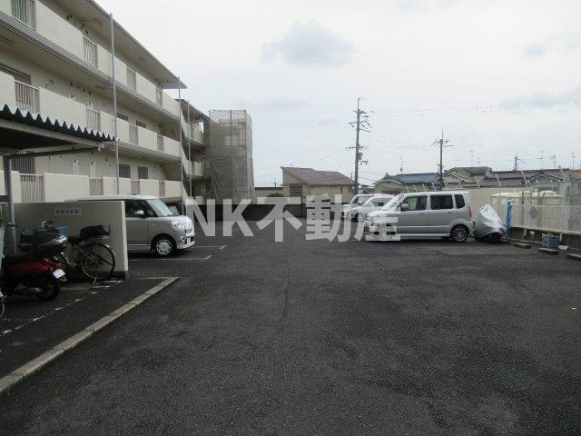 【駐車場】 | 日下グランドハイツ（石切賃貸） | 駐車場セット契約で1台無料です