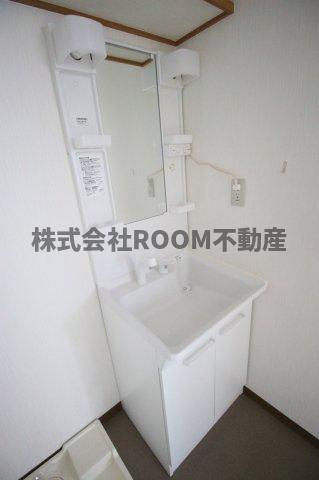 カシェットイン広原の独立洗面台|独立洗面台、小物を置くことができて便利です