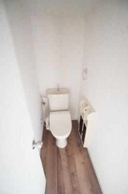 【トイレ】 | ラヴェニュA | ※同物件・反転タイプの写真です。