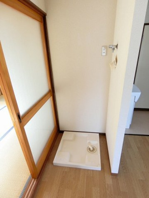 【展望】 | コーポ天神NO2 | ダイニングキッチンにある室内洗濯機置き場です♪防水パンが付いているので万が一の漏水にも安心です！