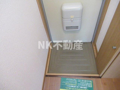 【玄関】 | エステートピアナカタB棟（長瀬賃貸） | 落ち着いた玄関です