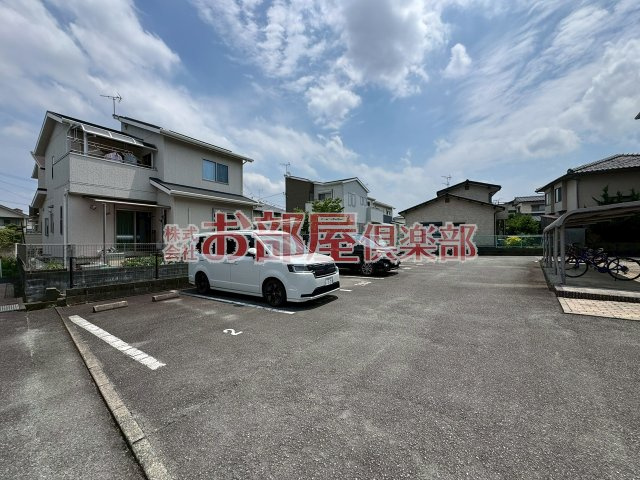 グレースコート国分Iの駐車場|明るい洋室です